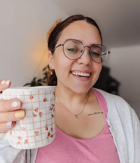 Janie-Lee Grenier, souriante, une tasse de café à la main